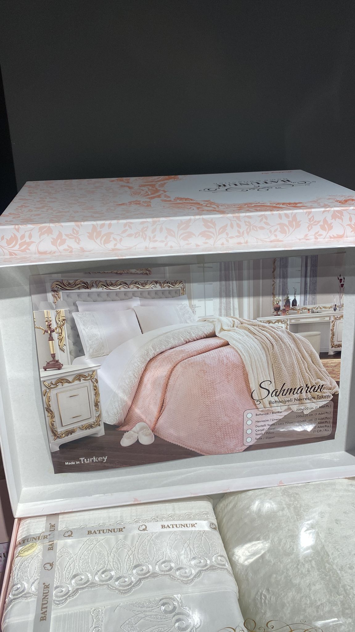 Set Lenjerie de lux cu pătură și dantelă Elegantă, 8 piese, pat 2 persoane, MIR101