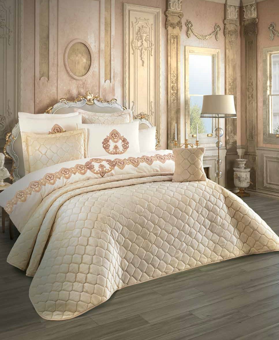 Set Lenjerie Royal cu motive elegante + Cuvertura de catifea , 10 Piese, Pat 2 Persoane, Capucino