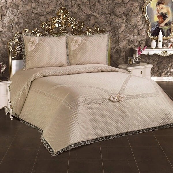 Set Cuvertura Pat Matlasată cu Broderie Elegant și motive elegante, 3 Piese, Capucino